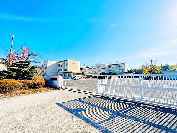 日進市立相野山小学校校訓の「明るく」「つよく」「のびのびと」のもと、知・徳・体の調和のとれた人間性豊かな児童の育成をめざす。 890m