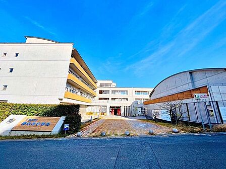 日進市立梨の木小学校年間を通してさまざまな行事が予定されています。授業参観もあり、子ども達の充実した学校生活を見学することもできます。 280m