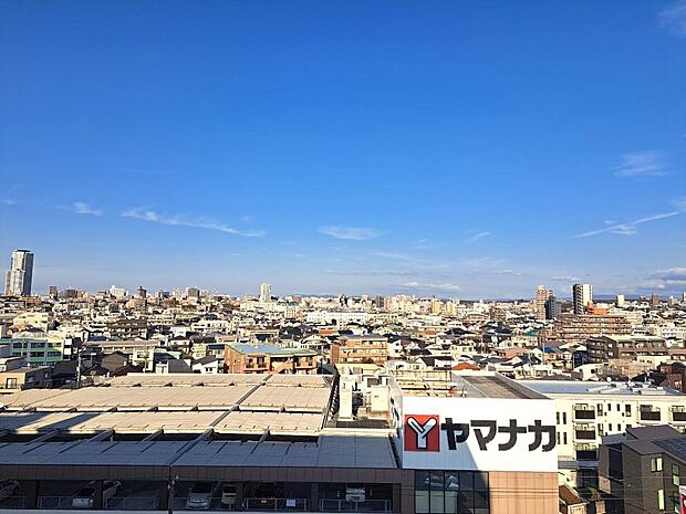 現地からの眺望（2024年1月）撮影北側バルコニーからは、ヤマナカの看板が見えます♪それくらい近いです♪もちろん遠くの山の景色から、名古屋の夜景も楽しめます♪