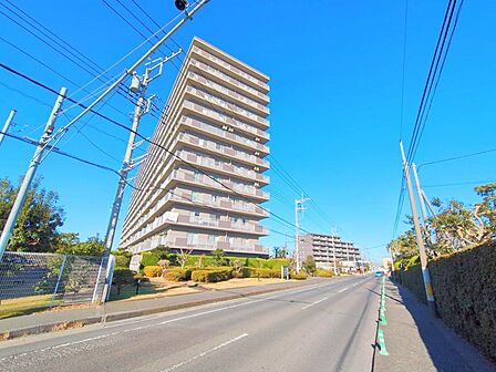 落ち着いた色合いが街並みに映える外観