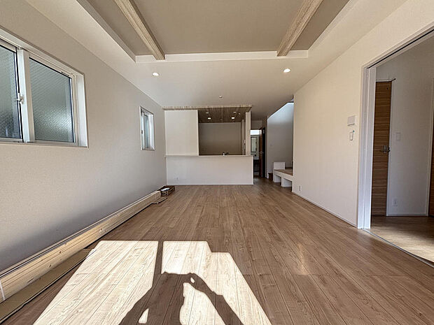 天井を高くしてリビングに開放感をプラス