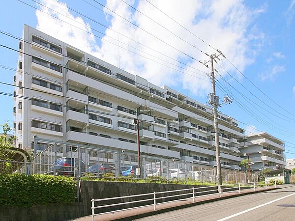 周辺環境に馴染む落ち着いた外観デザイン