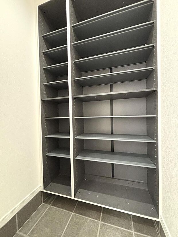 大型シューズボックスを完備しています