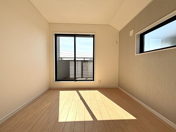 明るい光が差し込む、心地よい洋室です。