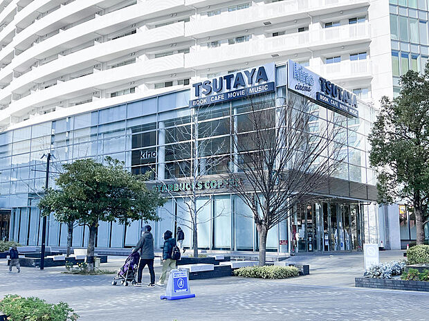 ■スターバックスコーヒー TSUTAYA 横浜みなとみらい店…徒歩14分(900m)