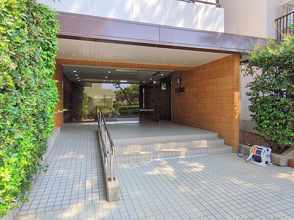 管理が行き届いた、清潔感あるエントランスです