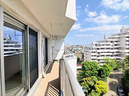 ◎南東側バルコニーには陽射したっぷり。洗濯物良く乾きますね