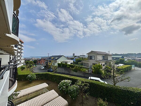 バルコニーからの眺望。天気のいい日はバルコニーで一息。暮らしにゆとりをプラスします。