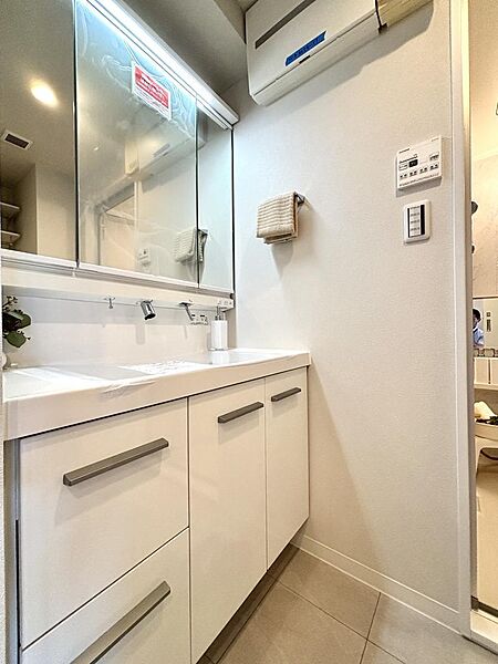 三面鏡付き洗面化粧台を採用した、使い勝手の良いパウダールーム