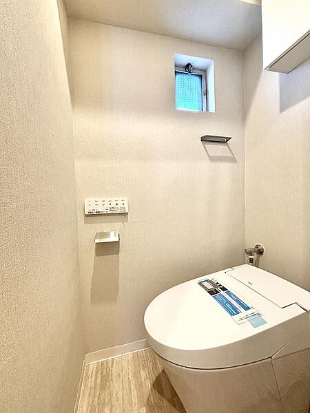 清潔感と機能性に優れた温水洗浄便座つきトイレ