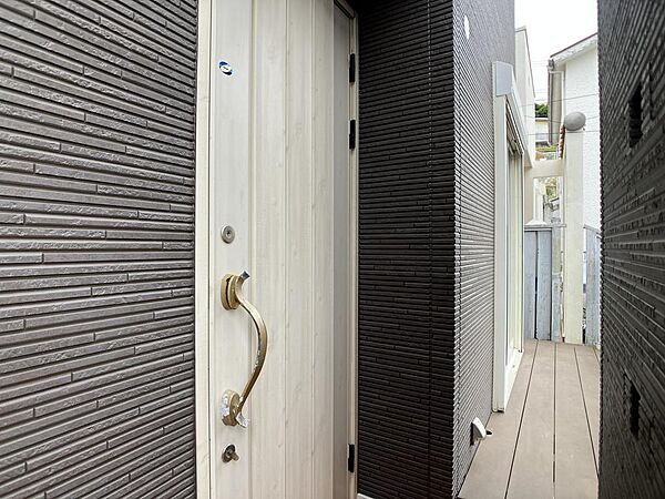 ◎玄関もお洒落な白基調♪お客様やご家族を迎いいれる玄関扉になります♪
