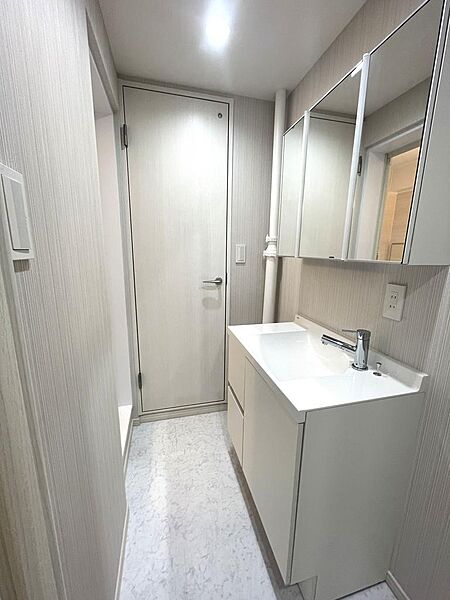 三面鏡付き洗面化粧台を採用した、使い勝手の良いパウダールーム