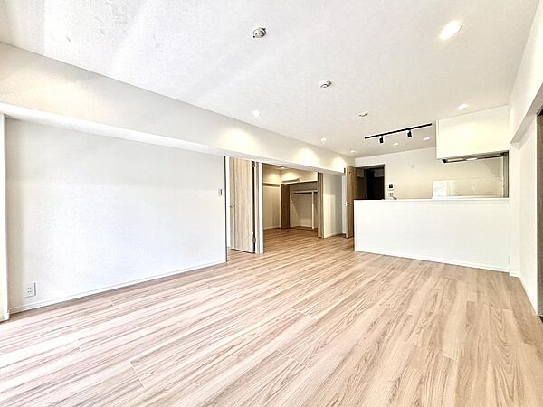 光が広がる、居心地の良いリビング空間