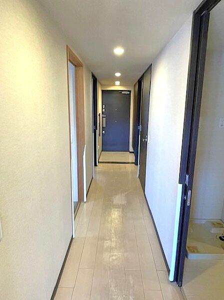 生活空間を分ける使いやすい廊下。フローリングが明るい色なので、全体を広く魅せてくれます。
