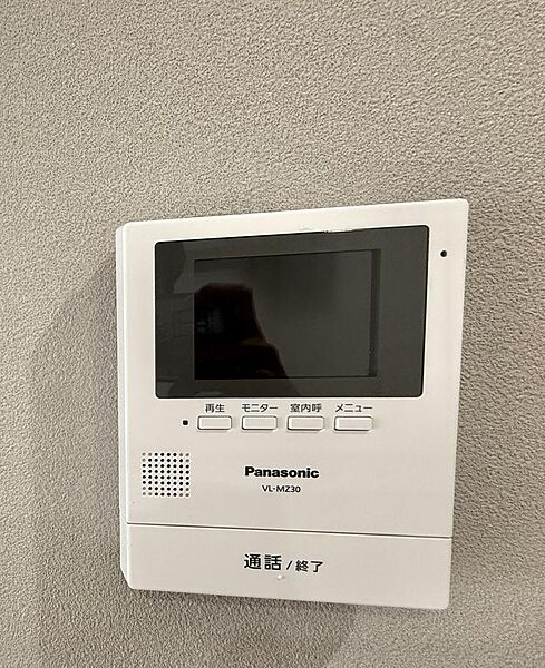 来訪者を確認できるモニター付きインターホン