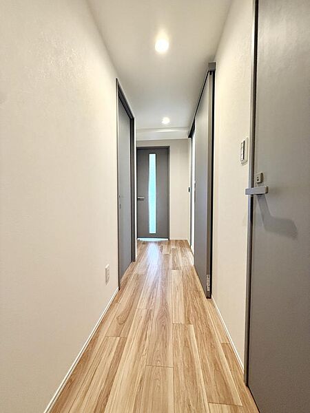 すっきりとした印象の室内廊下