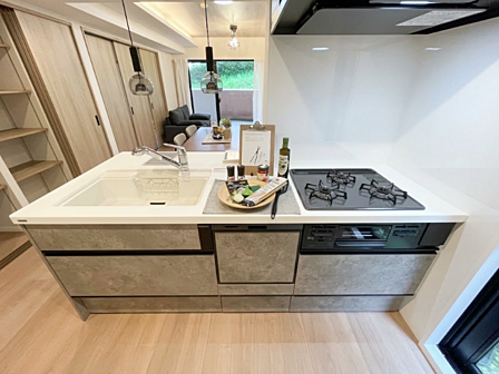 動線スムーズで、料理がしやすい設計を考えたシステムキッチン