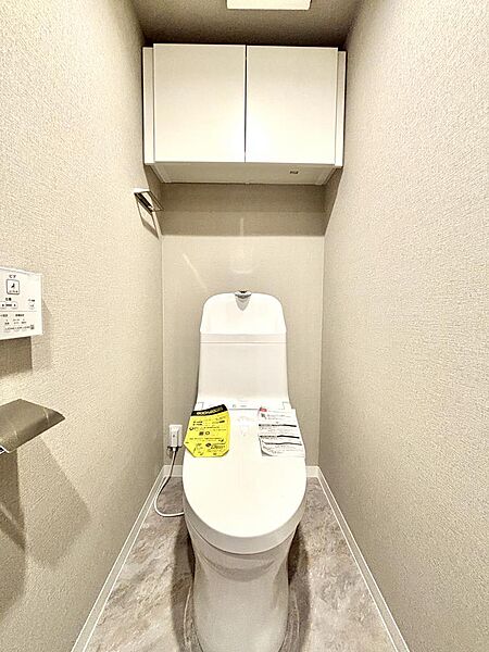 清潔感と機能性に優れた温水洗浄便座つきトイレ
