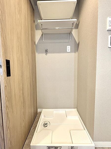 洗濯機置場の上にも収納棚がございます