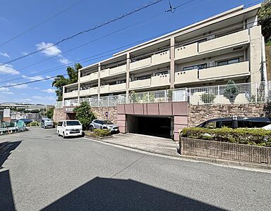 外観:◎京浜急行本線「井土ヶ谷」駅徒歩10分の好立地◎平成10年3月築・総戸数62戸 外観:◎京浜急行本線「井土ヶ谷」駅徒歩10分の好立地◎平成10年3月築・総戸数62戸
