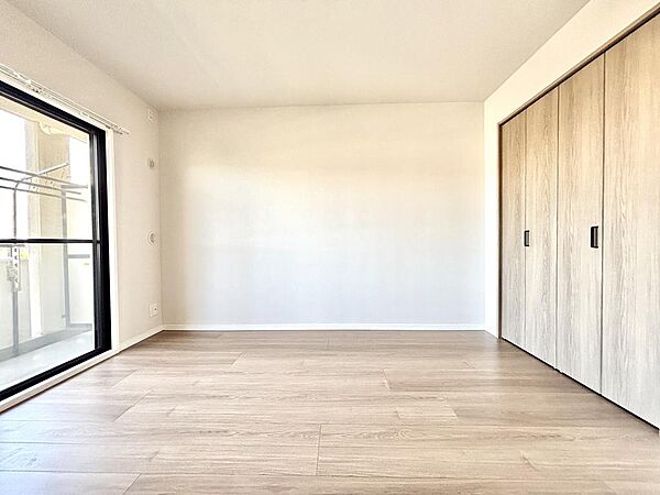 収納も完備しており、シンプルで使いやすい洋室です