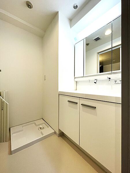 ◎収納力ある三面鏡洗面化粧台です