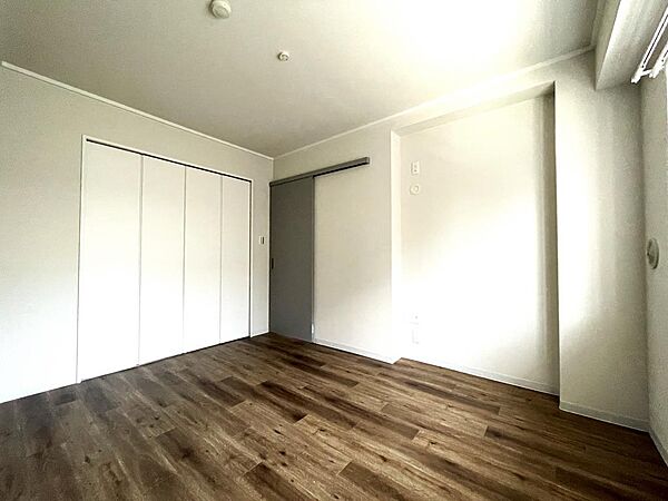 ◎建具のグレーと、フローリングの色調とクロスの白のコントラストが素敵です