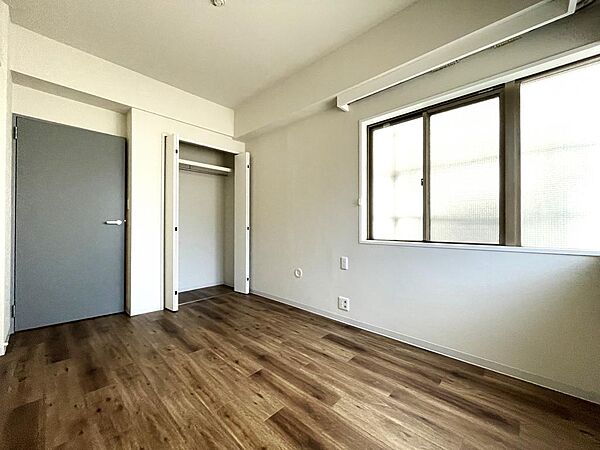 洋室6.3帖角住戸なので２面採光で明るいお部屋です