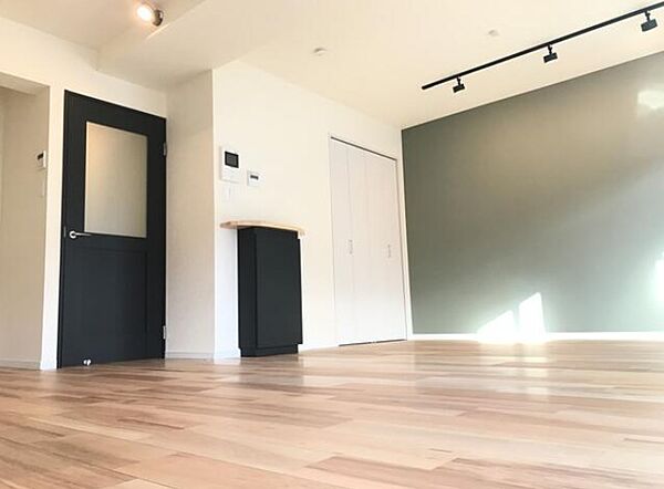 ◎アクセントクロスと建具、フローリングの色調がお洒落感あります。
