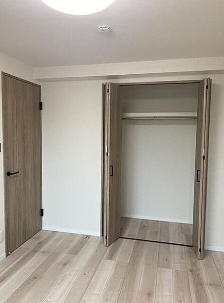 ◎クローゼット扉開けると枕棚も完備