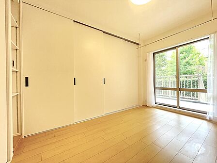 明るい光が差し込む、心地よい洋室です。