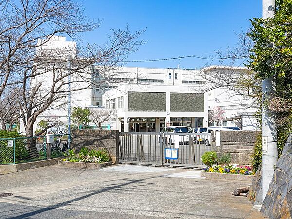 鎌倉市立西鎌倉小学校…約1200m