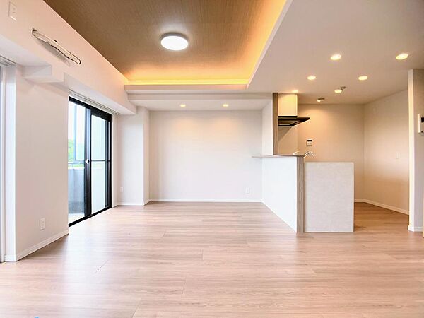 光が広がる、居心地の良いリビング空間
