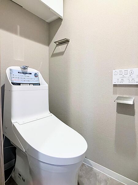 清潔感と機能性に優れた温水洗浄便座つきトイレ。お手入れしやすいです