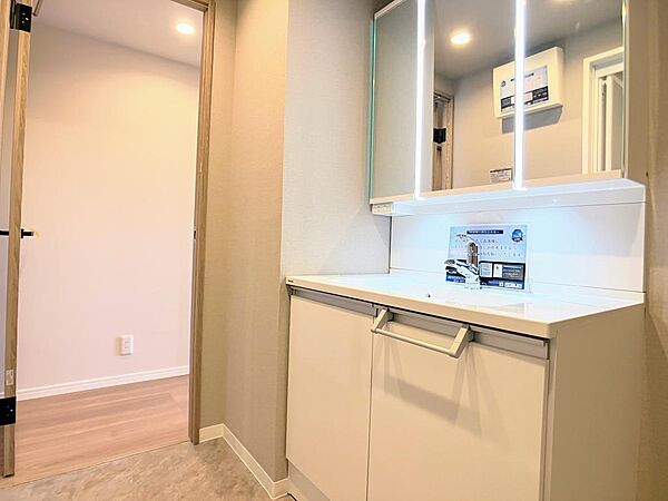 三面鏡付き洗面化粧台を採用した、使い勝手の良いパウダールーム。