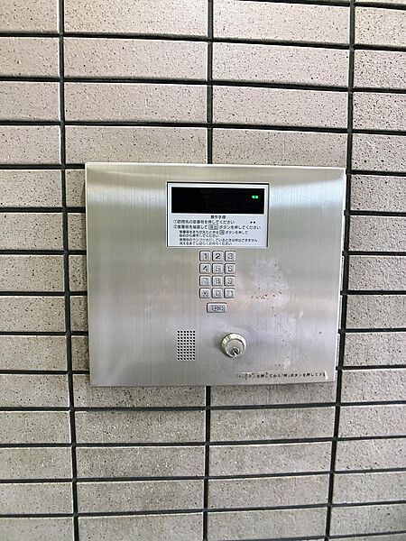 不審者の侵入を防ぐオートロック付き