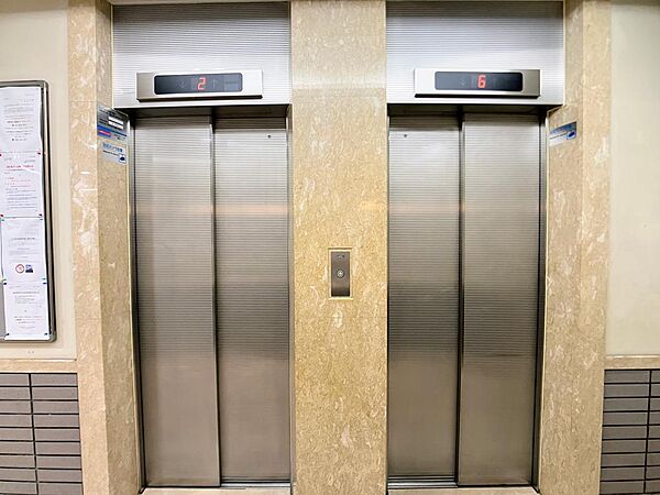 エレベーターは2基あり、忙しい朝に助かります