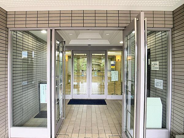 管理体制の良さが伝わるエントランス。防犯面を重視する方におすすめ。