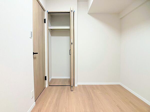 収納も完備しており、シンプルで使いやすい洋室です