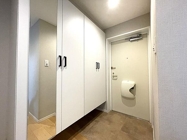 ◎玄関には姿見鏡付きシューズBOX♪お出かけの際の身支度整えて～