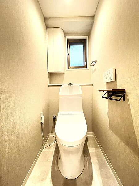◎ウォシュレット付きトイレ後方には嬉しい収納付き♪