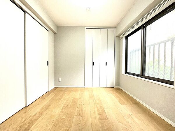 ◎洋室5.4帖のクローゼット♪建具は白で明るいお部屋です♪