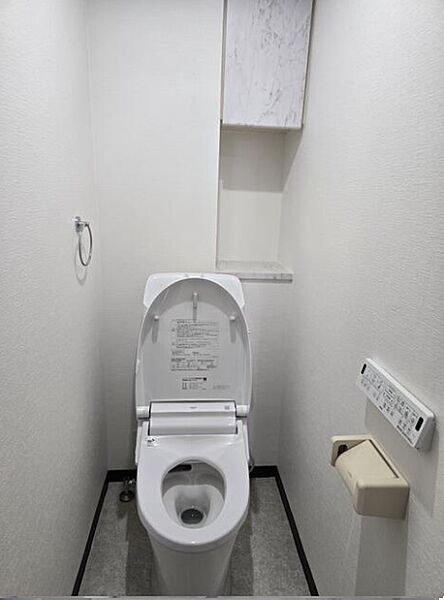 ◎ウォシュレット付きトイレは清潔感ある白基調