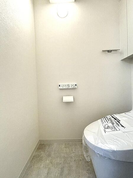 清潔感と機能性に優れた温水洗浄便座つきトイレ