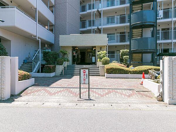 防犯カメラ設置済で安心感のあるエントランス