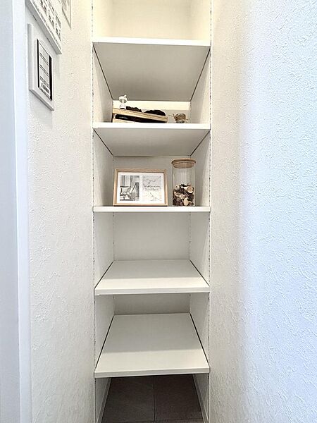 タオルや洗剤の収納にうれしい造作棚♪
