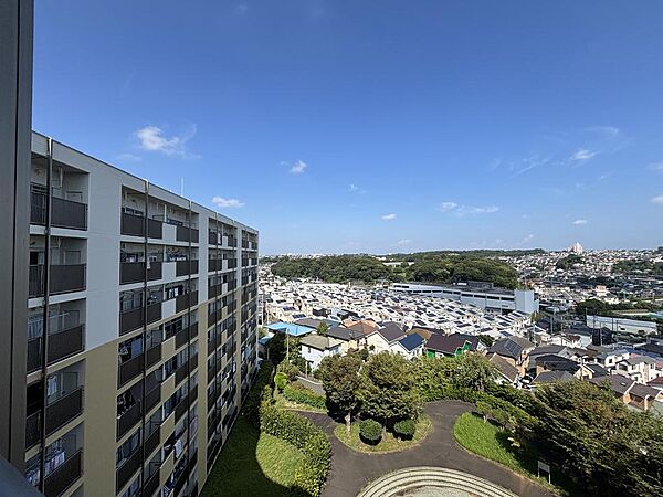バルコニーからの眺望。緑が多く自然豊かな眺望です。