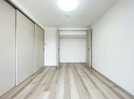 可動式の引き戸を開放すれば、リビングと一体の広々とした空間としてもフレキシブルに活用できます。