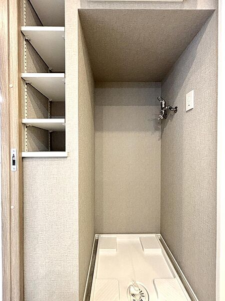 ◎洗濯機置場の横には収納棚もございます