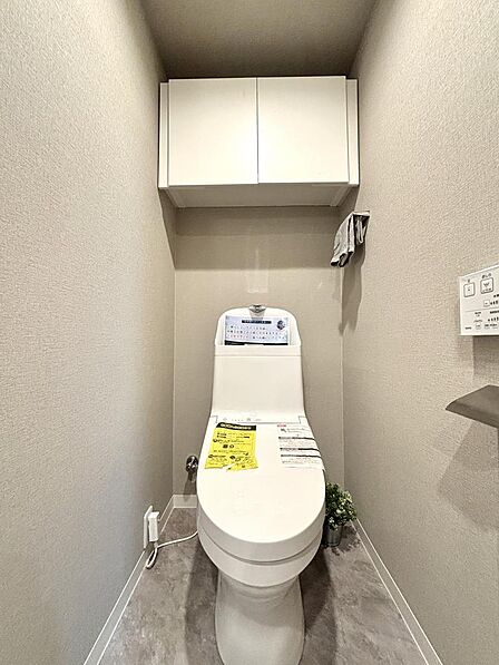 清潔感と機能性に優れた温水洗浄便座つきトイレ